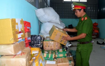 Số lượng lớn hàng hóa không rõ nguồn gốc xuất xứ, không có hóa đơn chứng từ được phát hiện. (Ảnh: Công an cung cấp)