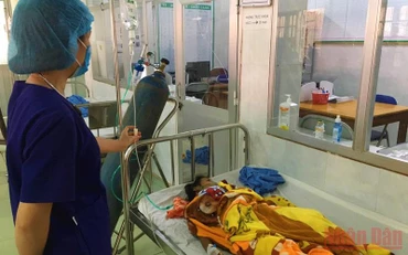 Bệnh nhi bị ngộ độc nấm đang được điều trị ở Bệnh viện đa khoa huyện Minh Hóa.