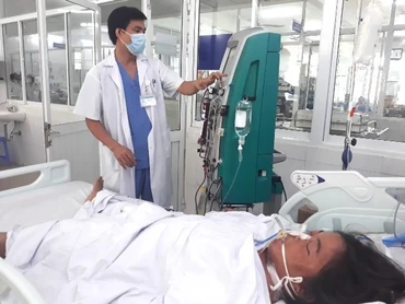 Bác sĩ đang tích cực điều trị cho bệnh nhân Đinh Thị N.