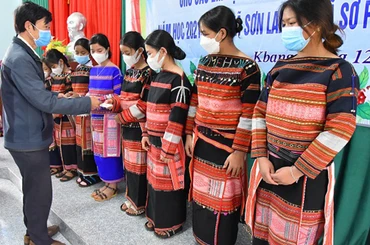 Tặng thẻ bảo hiểm y tế cho học sinh người dân tộc thiểu số có hoàn cảnh khó khăn. (Ảnh: Bảo hiểm xã hội Gia Lai)