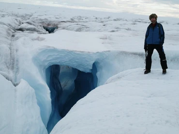 Nhà khoa học khí hậu Konrad Steffen đứng trên băng ở Greenland vào năm 2008. Ảnh: CIRES.