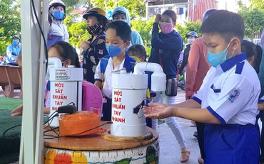 Học sinh Trường Tiểu học Nguyễn Văn Trỗi (phường 5, TP Cà Mau) rửa tay, khử khuẩn… trước khi vào lớp học. (Ảnh minh họa)
