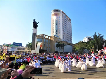 Lễ hội đường phố, một trong những hoạt động sôi động và luôn thu hút sự quan tâm của người dân và du khách trong các kỳ Lễ hội Cà-phê Buôn Ma Thuột.