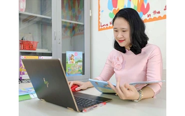 Giờ dạy học trực tuyến của giáo viên Trường tiểu học Thăng Long (quận Hoàn Kiếm, Hà Nội). Ảnh: THANH TÙNG