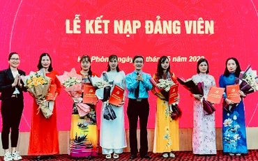 Lễ kết nạp đảng viên cho quần chúng ưu tú của Công ty Tohoku Pioneer Việt Nam. (Ảnh: Quang Dũng)