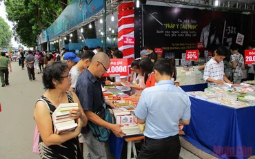 Một hội sách tổ chức tại Công viên Thống Nhất, Hà Nội.