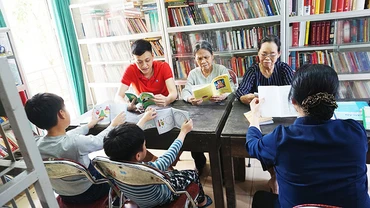 Đọc sách tại thư viện làng Bình Vọng (Thường Tín, Hà Nội).