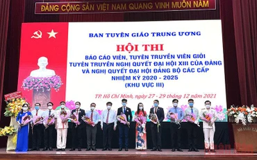 Ban tổ chức tặng hoa cho các thí sinh tham gia Hội thi. 