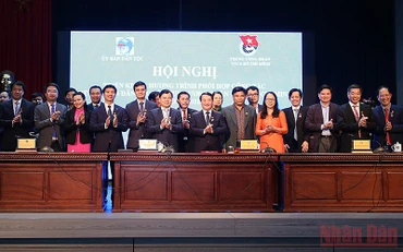 Đại diện lãnh đạo Ủy ban Dân tộc và Trung ương Đoàn ký kết chương trình phối hợp công tác giữa 2 bên.