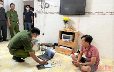 Công an kiểm tra các tang vật liên quan đến vụ án.