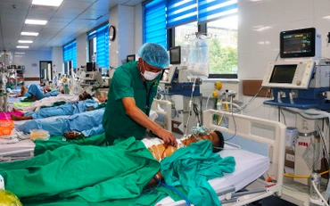 Bác sĩ thường xuyên theo dõi, chăm sóc sức khỏe bệnh nhân sau phẫu thuật.