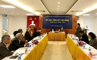 Các đại biểu sổi nổi đóng góp ý kiến tại buổi tổng kết của Hội đồng.