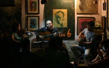 Không gian cà-phê Cuối ngõ. Ảnh: HUYỀN LINH