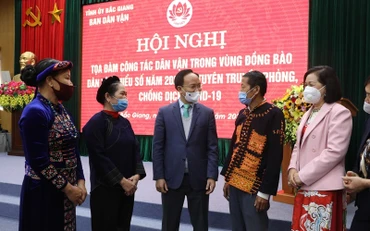 Các đại biểu trao đổi thảo luận tại hội nghị.