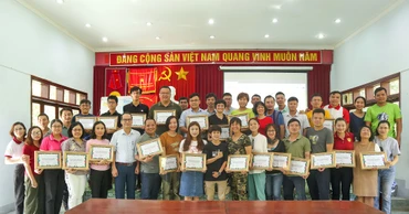 Các đại biểu trong buổi ký cam kết sau hội thảo.
