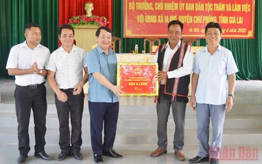 Bộ trưởng, Chủ nhiệm Ủy ban Dân tộc Hầu A Lềnh tặng quà cho xã Ia Mơr. (Ảnh: ANH HUY)