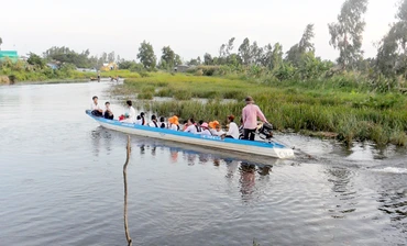 Học sinh đến Điểm trường đội 9 (Trường tiểu học Đỗ Thừa Luông) bằng đò.
