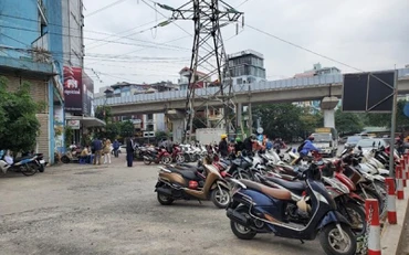 Bãi trông giữ xe tại 168 Hào Nam phục vụ khách đi tàu điện Cát Linh-Hà Đông