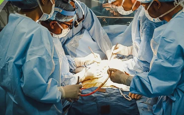 Các bác sĩ tiến hành lấy và ghép gan cho bệnh nhi.