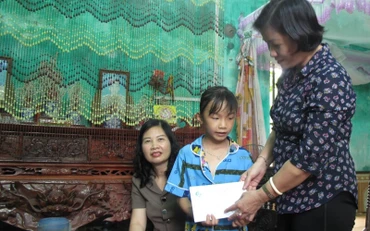 Cháu Bùi Thị Tú Hạnh (9 tuổi) được hỗ trợ kinh phí từ mô hình “Mẹ đỡ đầu”. (Ảnh: Hội Liên hiệp Phụ nữ thành phố Thái Bình cung cấp)