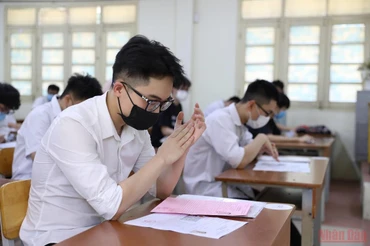 Học sinh theo học hệ song bằng đang rất hoang mang ngay trước thềm kỳ thi chuyển cấp. (Ảnh: SƠN BÁCH)