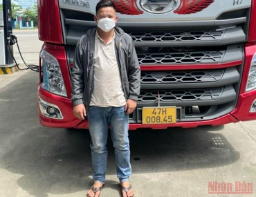 Bàn giao lái xe và phương tiện cho Công an huyện Ngọc Hồi.