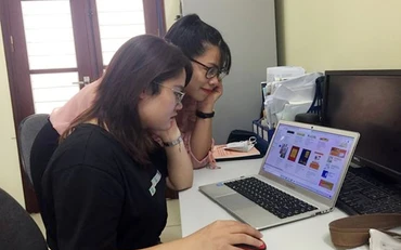 Nhiều độc giả chọn mua sách bằng hình thức trực tuyến. Ảnh: HÀ LINH