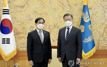 Bộ trưởng Ngoại giao Bùi Thanh Sơn hội kiến Tổng thống Hàn Quốc Moon Jae-in. (Nguồn: Yonhap)