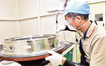 Sản xuất linh kiện động cơ máy bay tại Nhà máy Hanwha Aero Engines (FDI Hàn Quốc) ở Khu Công nghệ cao Hòa Lạc. Ảnh: MINH HÀ