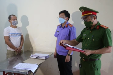 Cơ quan tiến hành tố tụng tống đạt các quyết định khởi tố đối với bị can Trần Văn Bảy. 
