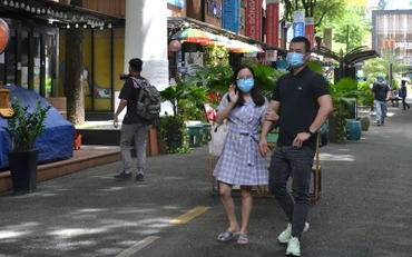 Hay tin Đường sách mở cửa, nhiều du khách đã đến tham quan, mua sách trong sáng nay.