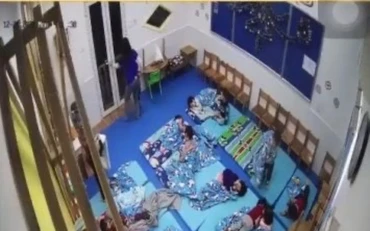 Hình ảnh trích xuất từ camera lớp học cho thấy, bé Đ. bị cô phạt đưa ra khỏi lớp trong khi các bạn khác vẫn được giữ ấm.