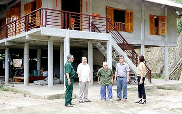 Ngôi nhà sàn kiên cố của cựu chiến binh Lục Thái Sơn ở xã Đạo Đức (huyện Vị Xuyên, tỉnh Hà Giang) được xây dựng theo chương trình hỗ trợ nhà ở 1953. (Ảnh: LÊ HẢI)
