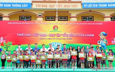 Đại diện Hội đồng Đội Trung ương, Tỉnh đoàn Nghệ An và các đơn vị liên quan trao thiết bị, quà tặng thiếu nhi vượt khó học tốt.