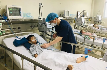 Bệnh nhi đang điều trị bệnh viêm não Nhật Bản. (Ảnh: BVCC)