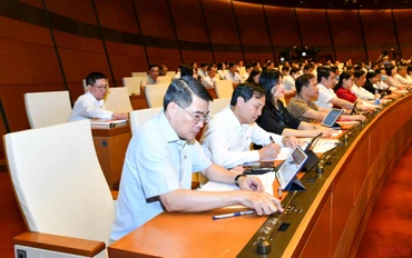 Đại biểu Quốc hội biểu quyết thông qua Nghị quyết thành lập Đoàn giám sát chuyên đề “Việc huy động, quản lý và sử dụng các nguồn lực phục vụ công tác phòng, chống dịch Covid-19; việc thực hiện chính sách, pháp luật về y tế cơ sở, y tế dự phòng”. (Ảnh: LINH NGUYÊN)