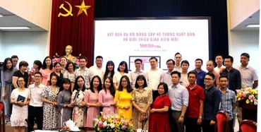 Tập thể các cán bộ, phóng viên Nhân Dân điện tử trong buổi lễ báo cáo kết quả Dự án nâng cấp hệ thống xuất bản và giới thiệu giao diện mới ngày 21-6.