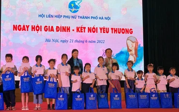 Trao quà tặng các trẻ em có hoàn cảnh khó khăn.