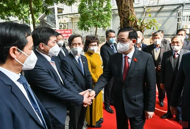 Chủ tịch Quốc hội Vương Đình Huệ thăm, chúc mừng các bác sĩ, nhân viên y tế