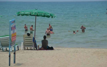 Du khách nước ngoài thư giãn trên bãi biển Patong ở Phuket. (Ảnh: Bưu điện Bangkok)