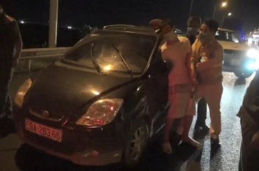 Tổ công tác khống chế tài xế trốn cách ly y tế, điều khiển xe bỏ chạy trên đường cao tốc.