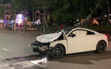 Chiếc xe hư hỏng nặng sau khi gây tai nạn.