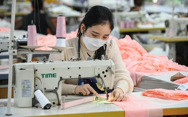 Việc tăng giờ làm thêm giúp công nhân lao động nâng cao thu nhập, giảm áp lực kinh tế, có điều kiện chăm sóc con cái tốt hơn. Ảnh: THÀNH ĐẠT
