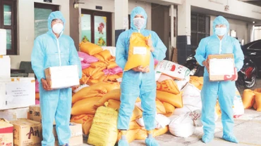 Công nhân vệ sinh môi trường CITENCO được trao quà, lương thực, thực phẩm. 