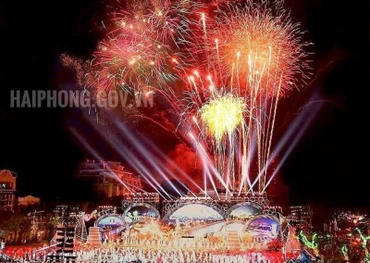 Bắn pháo hoa tại Lễ hội Hoa phượng đỏ Hải Phòng. (Ảnh: Cổng TTĐT Hải Phòng).