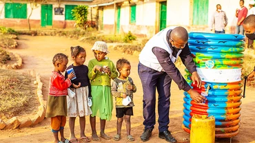 Nhiều người dân ở Madagascar không được cung cấp nước sạch. Ảnh: BUSINESS WIRE