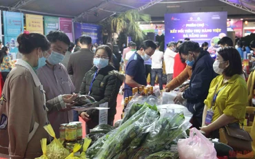 Người dân mua sắm tại phiên chợ.