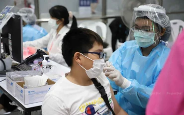Trẻ em được tiêm liều vaccine Pfizer nhắc lại tại một trung tâm tiêm chủng ở Ga Bang Sue, Bangkok. (Ảnh: Bangkok Post)