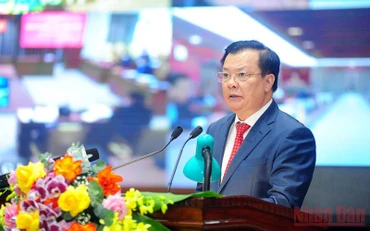 Bí thư Thành ủy Hà Nội Đinh Tiến Dũng phát biểu kết luận hội nghị, sáng 1/12.