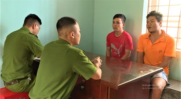 Hai đối tượng Nhi và Lép tại Công an huyện Ea Kar.